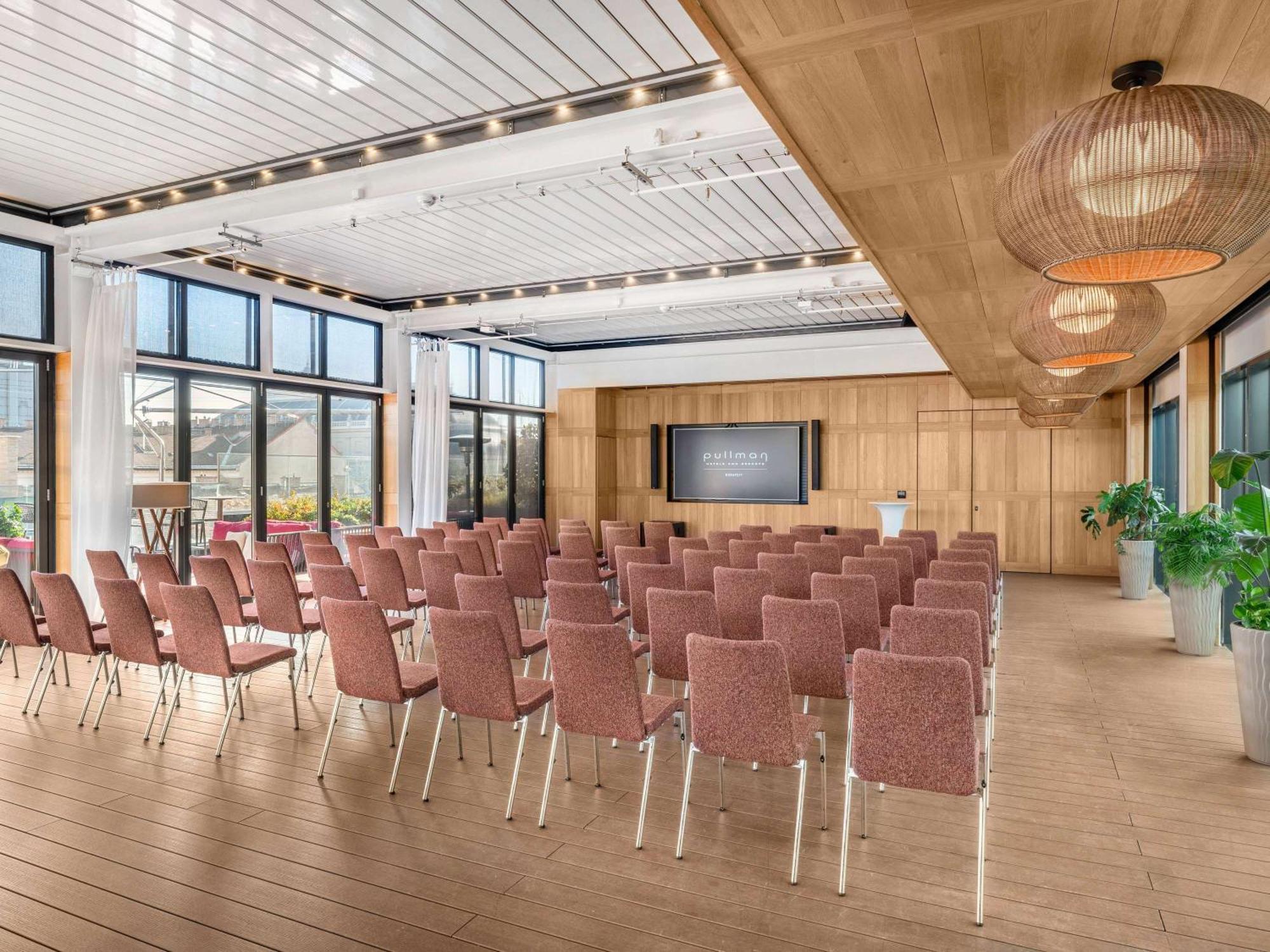 Pullman Budapest Luaran gambar The 10th floor meeting room