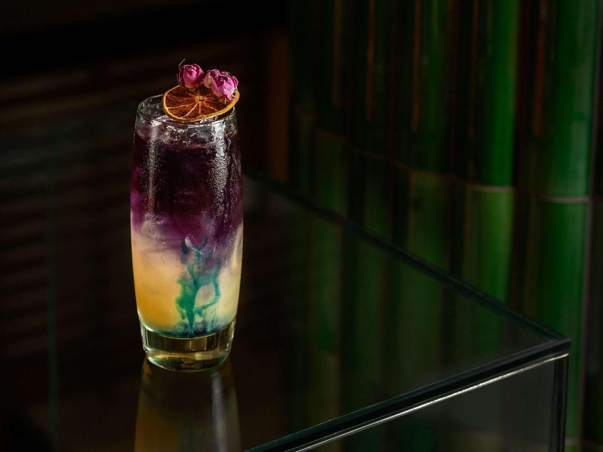 Pullman Budapest Luaran gambar A purple rain cocktail