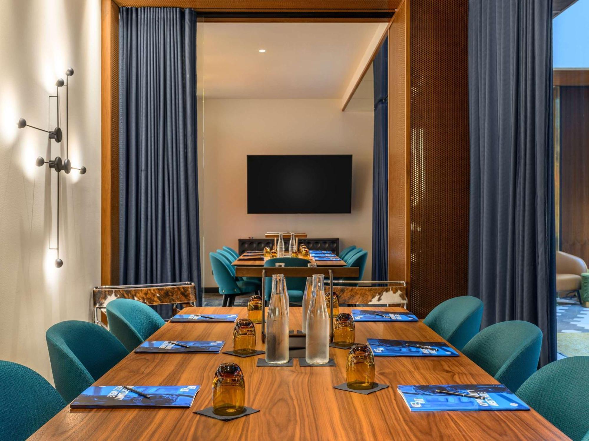 Pullman Budapest Luaran gambar Meeting room at the hotel