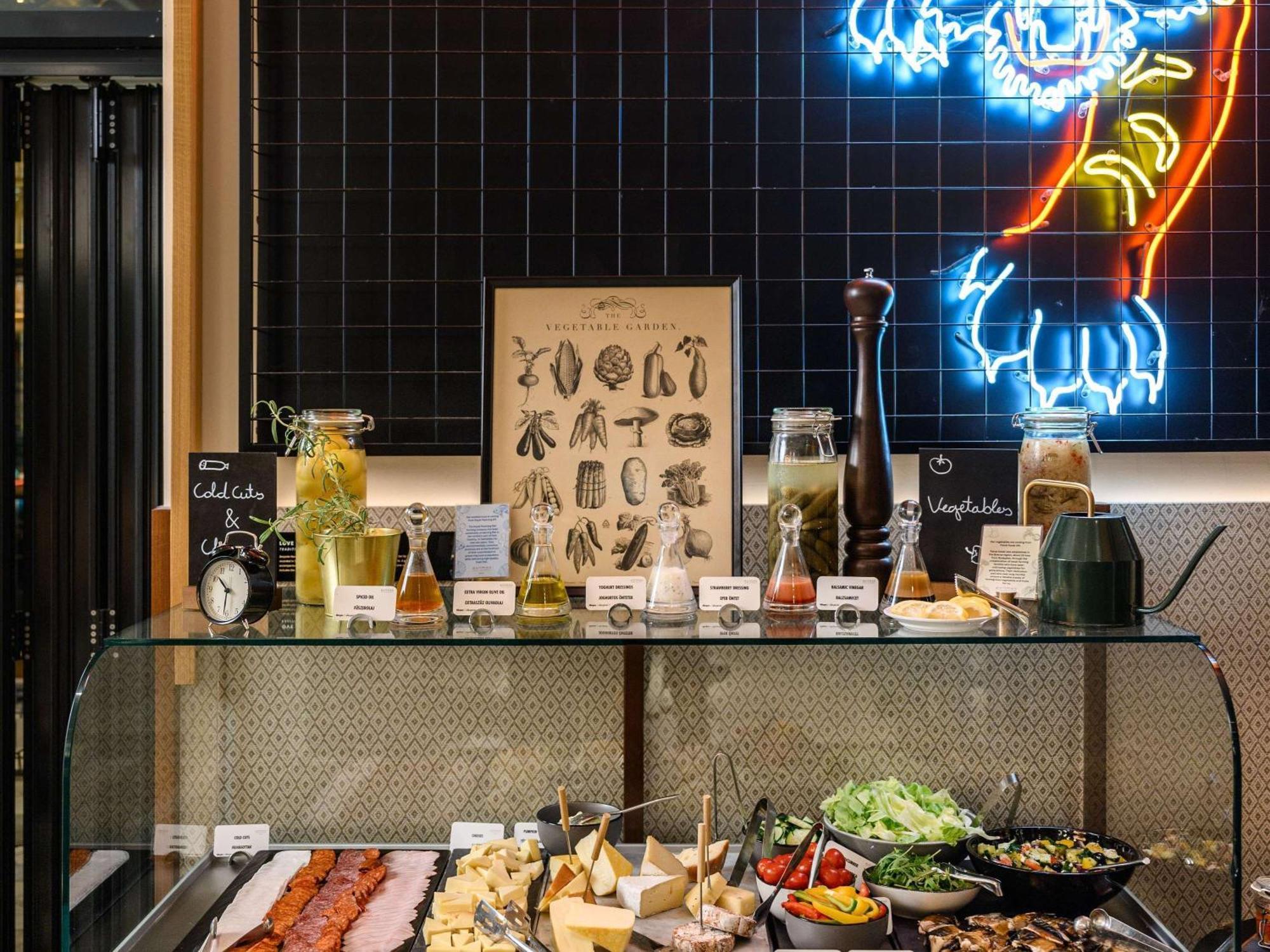 Pullman Budapest Luaran gambar A cheese counter at a restaurant