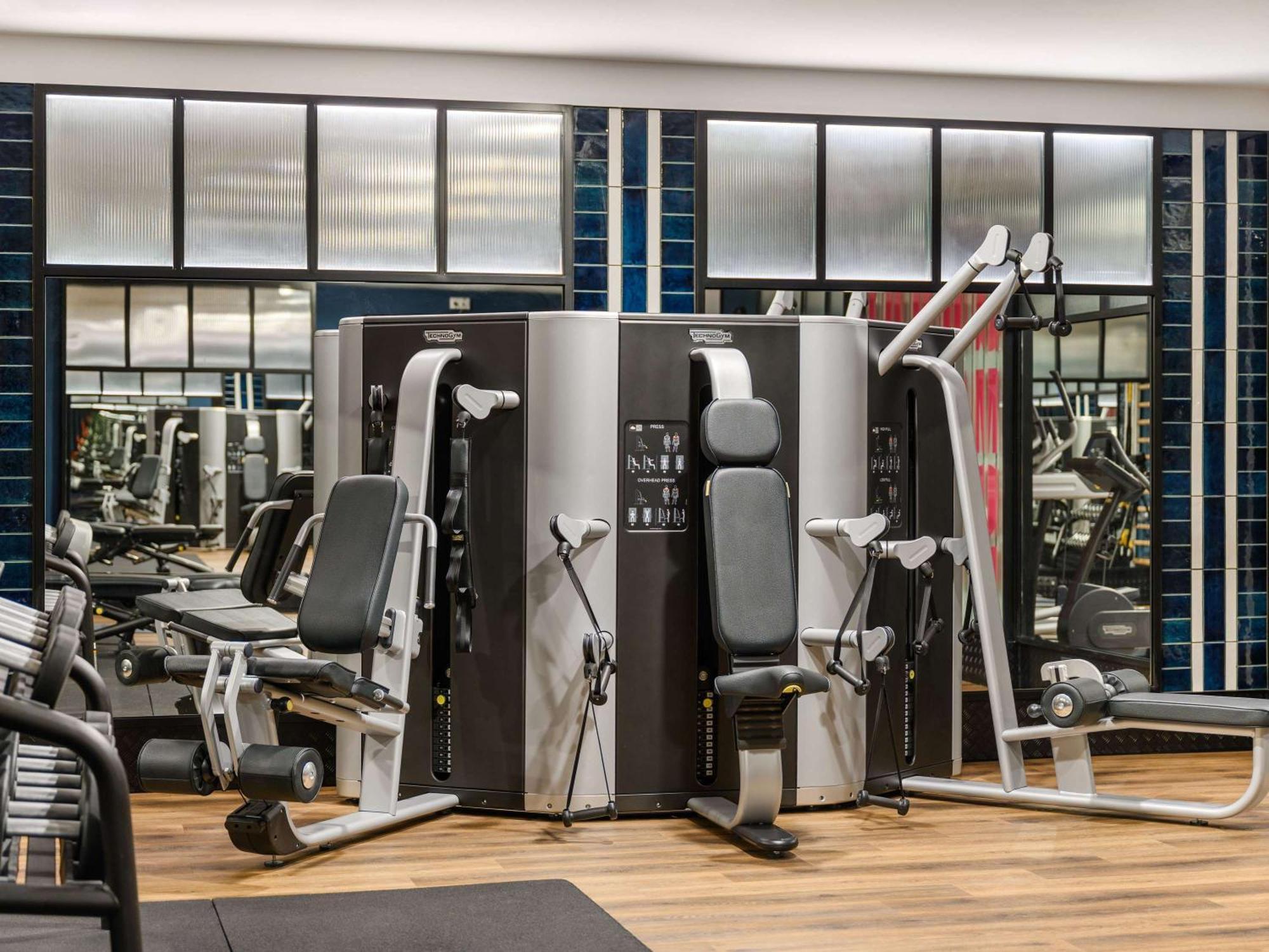 Pullman Budapest Luaran gambar The gym at the London Marriott Grand Ballroom