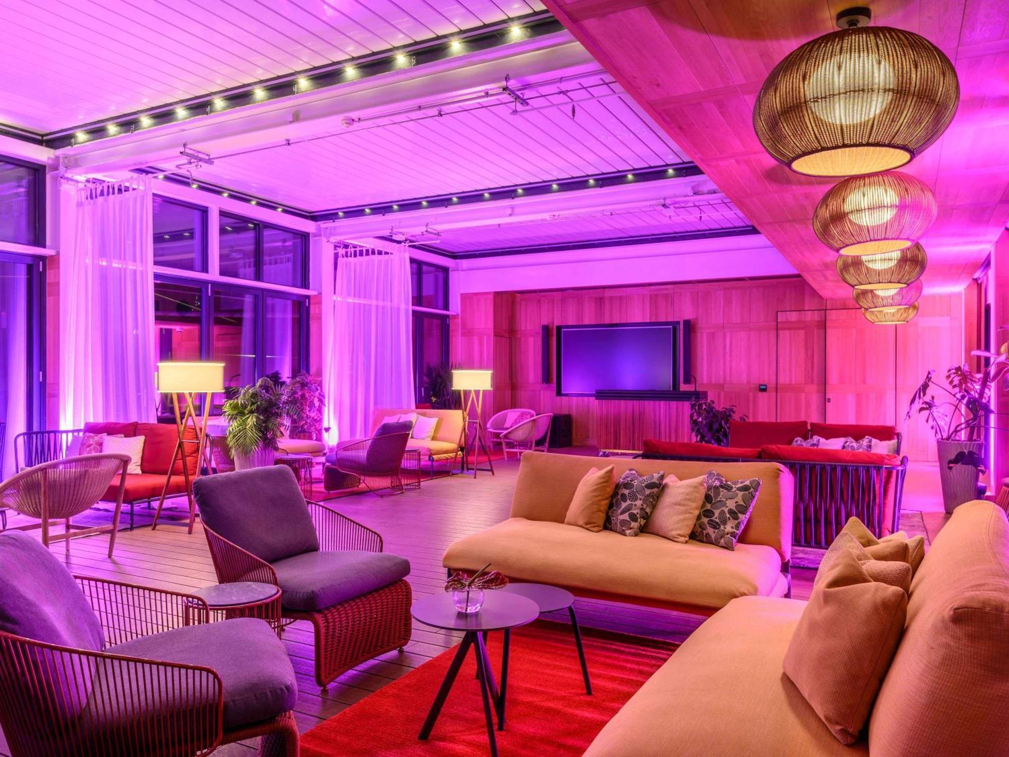 Pullman Budapest Luaran gambar The 1960s-style interior of the hotel's lounge